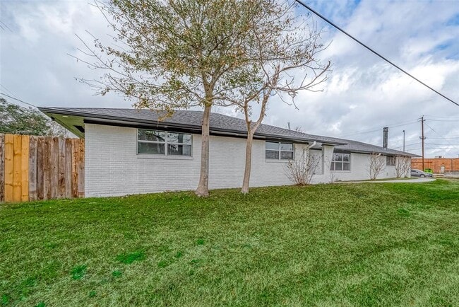 Building Photo - 300 Lane Dr
