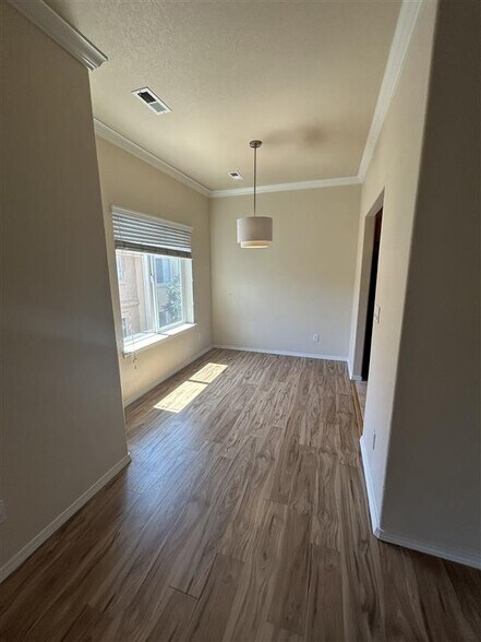 Building Photo - 3011 Mandalay Grv