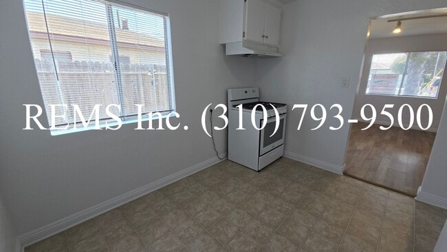 Building Photo - Detached Front House with Laundry Hookups and Garage Parking