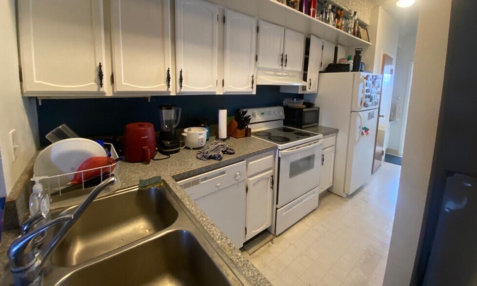 Building Photo - 590 Logan St