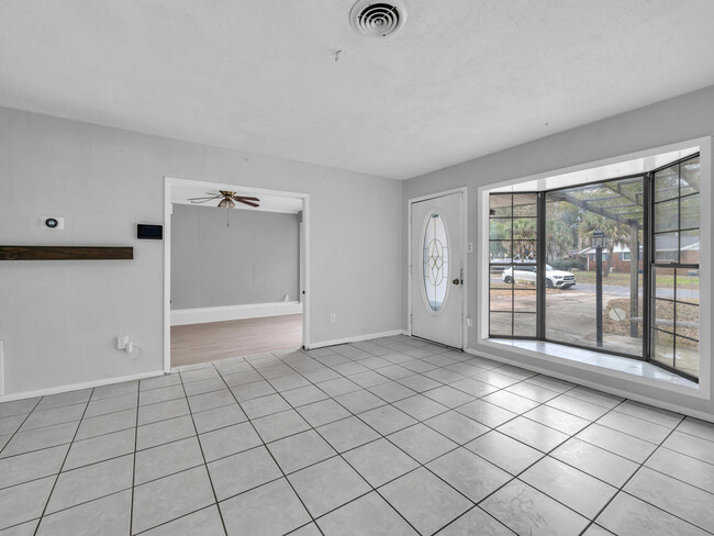 Building Photo - 113 Robinwood Dr SW