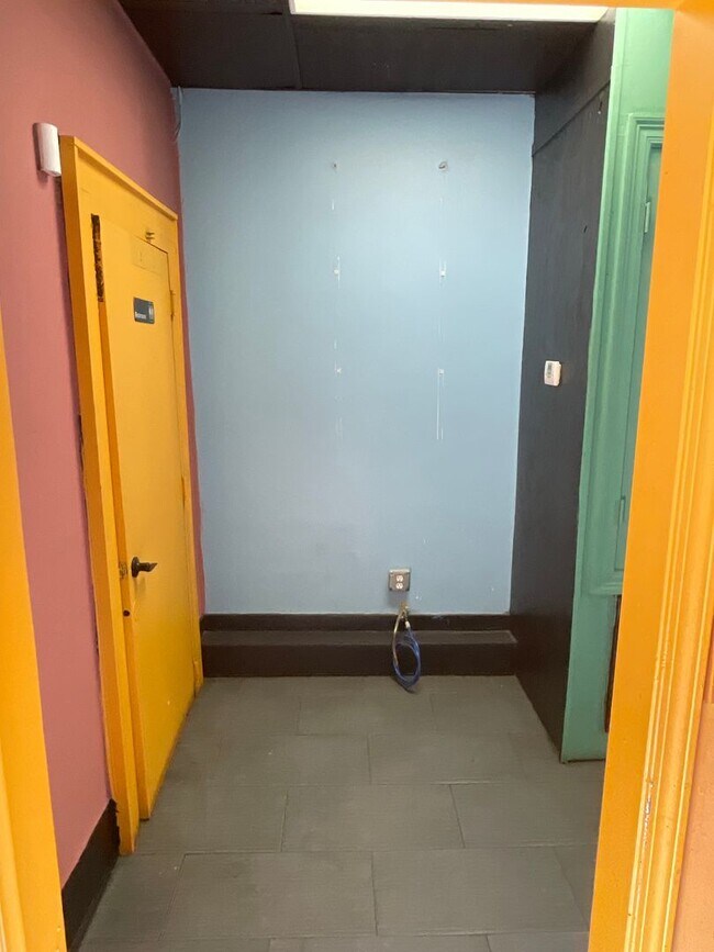 Building Photo - Commercial Space w/ Kitchen on Maple St