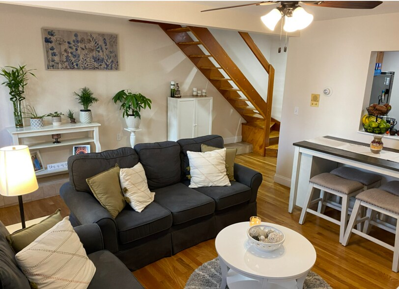 Building Photo - 470 E 3rd St