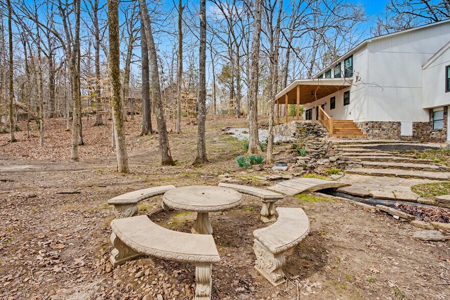 Building Photo - 9345 Rocky Woods Dr