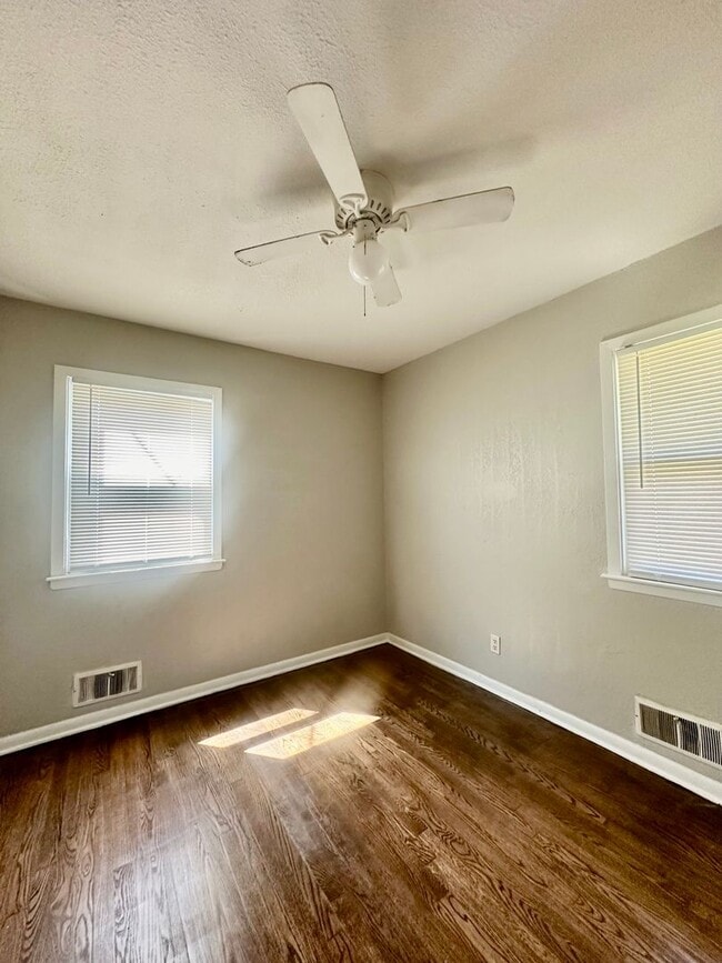 Building Photo - Cute 3 Bedroom 1 Bath For Rent!