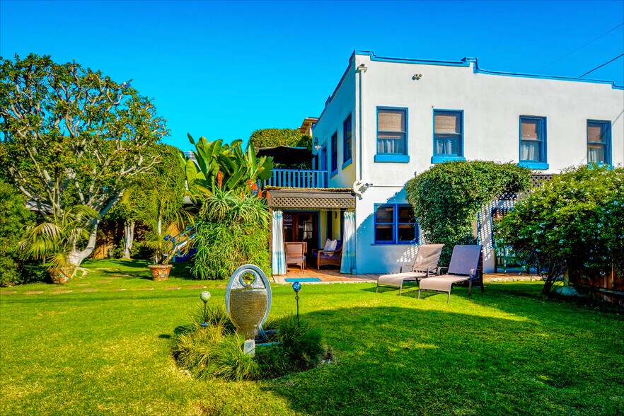 Large Gated Yard ~ fountain (foreground), lounge chairs (right), cabana (center) - 14 S Venice Blvd