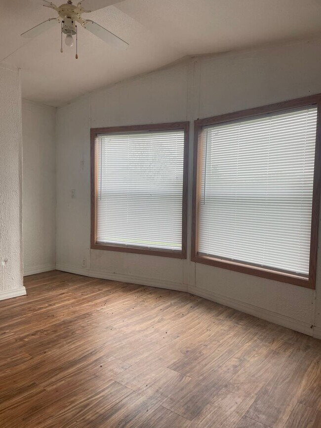 Building Photo - 3 Bedroom 2 Bathroom (move-in ready)