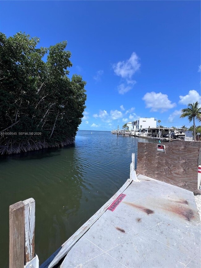 Building Photo - 325 Calusa St