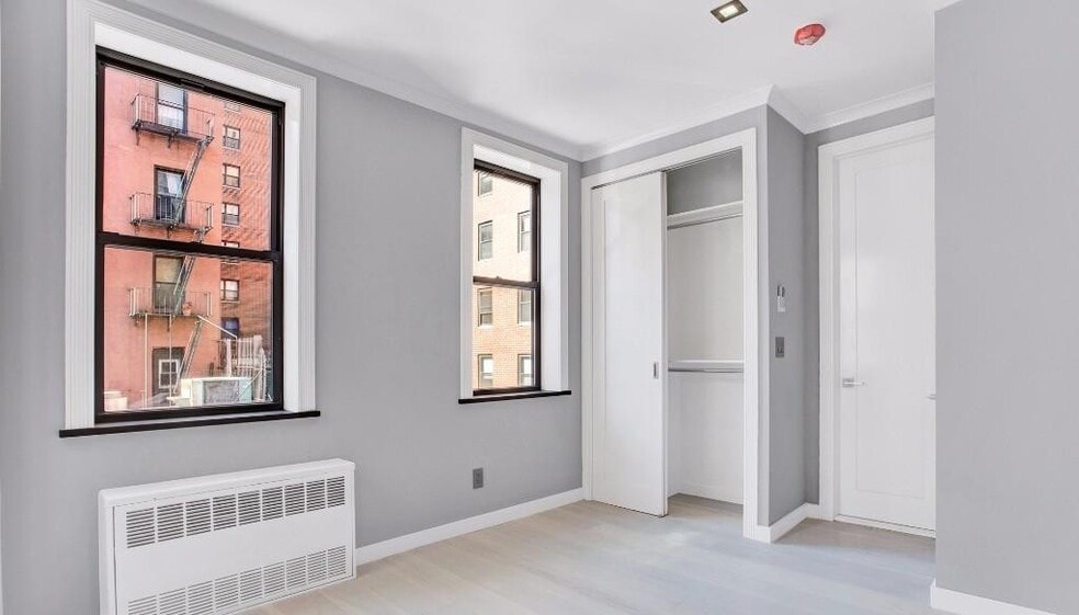 Building Photo - 213 E 26th St