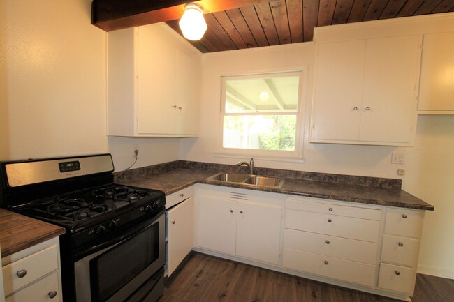 Building Photo - Quaint Santa Paula Home