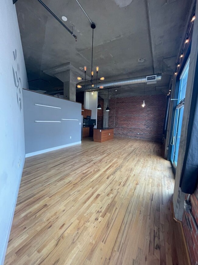 Building Photo - Charming Loft with Private Entrance & Pati...