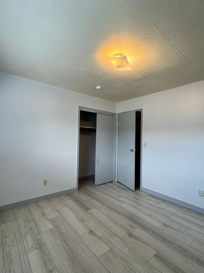 Building Photo - d1606