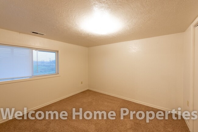 Building Photo - Beautiful Country Home on 1 Acre