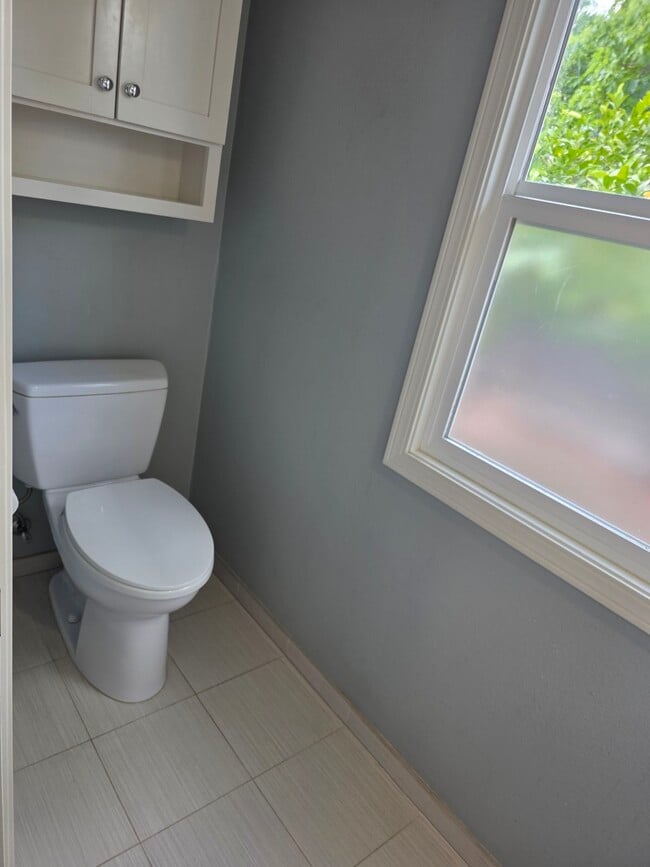 Building Photo - 1545 Brookside Dr