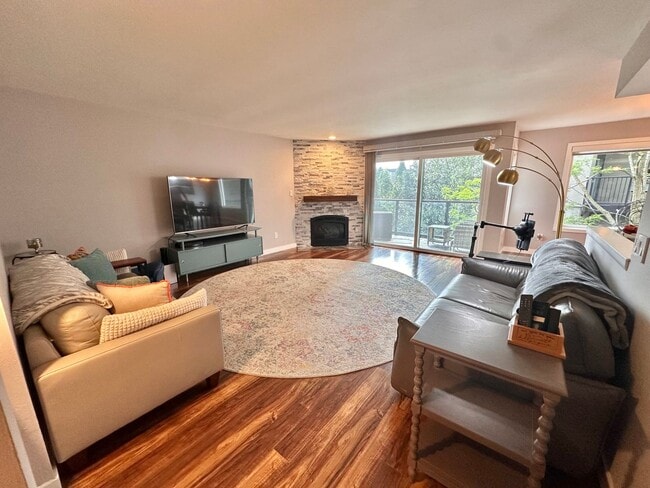 Building Photo - Rare Kirkland Condo on the Juanita Waterfront! Available August 1st, 2026!