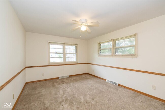 Building Photo - 647 Alwyne Rd