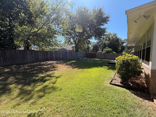 Building Photo - 436 Madison Oaks Dr