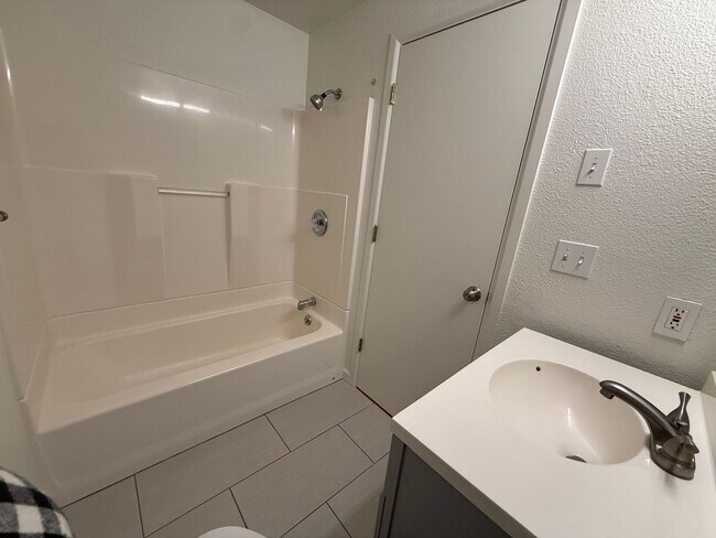 Building Photo - 11 Crestfield Ct
