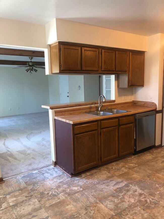 Building Photo - REDMILL 3 BEDROOM