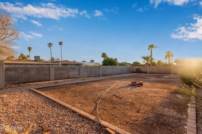 Building Photo - 2179 E Palmcroft Dr