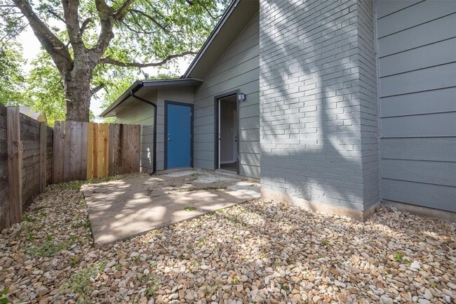 Building Photo - 10007 Quail Valley Blvd