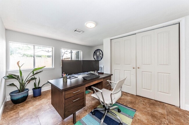 Building Photo - 11 10th Ave N