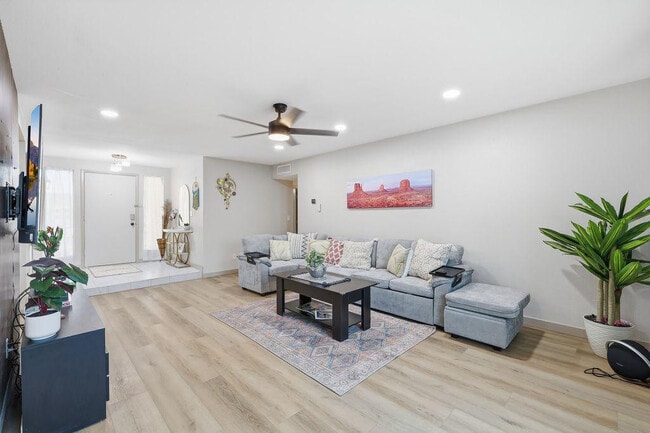 Building Photo - 7926 W Dahlia Dr