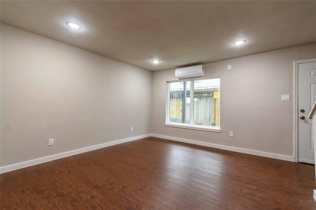 Building Photo - 11927 Beechnut St