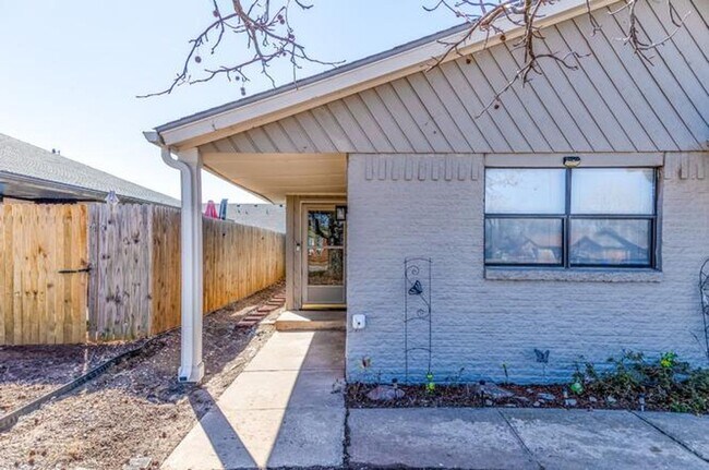 Building Photo - Charming Duplex in Norman!