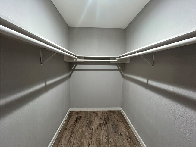 Building Photo - 2810 Beauchamp St