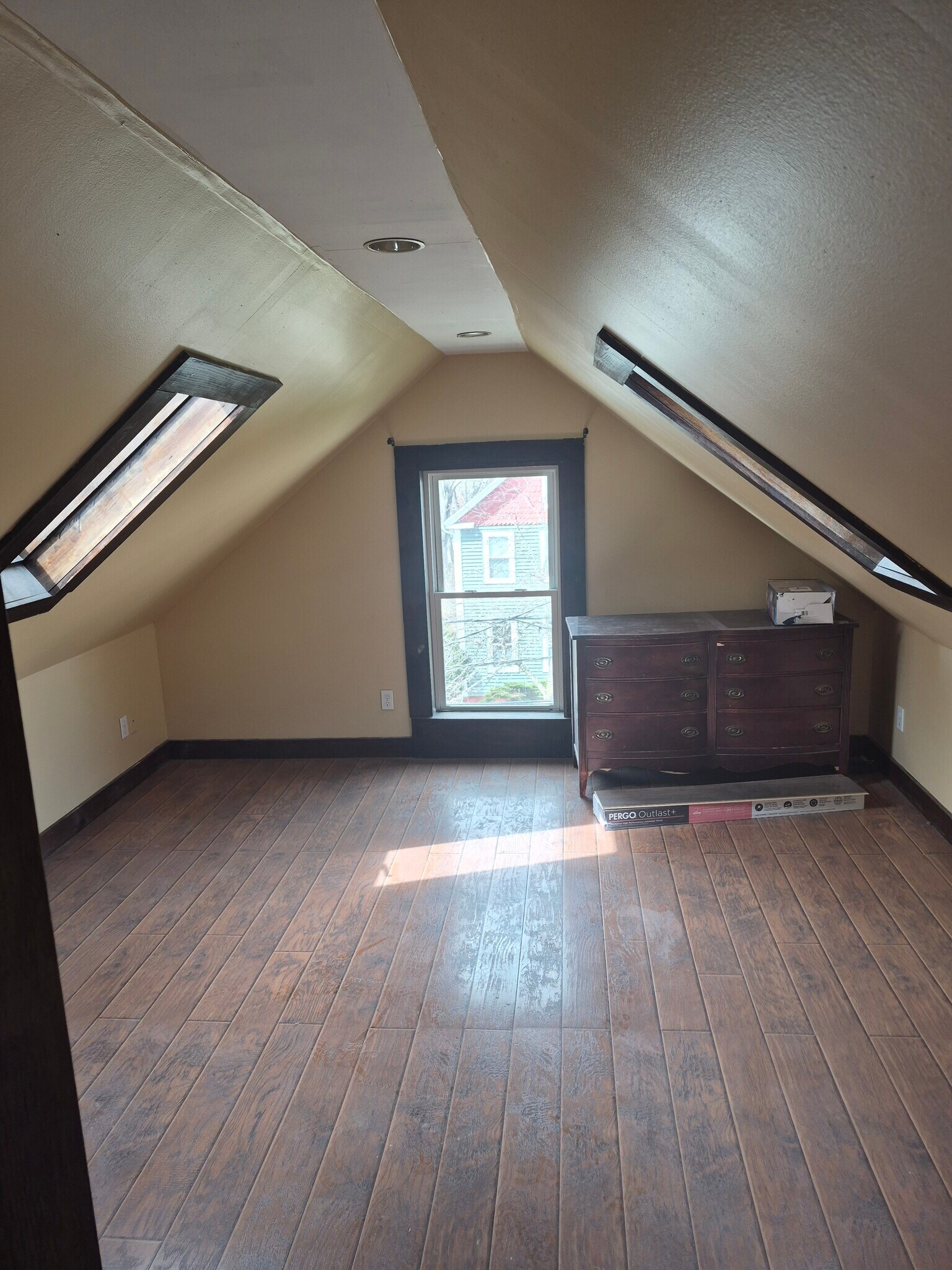 Building Photo - 9 Maple St