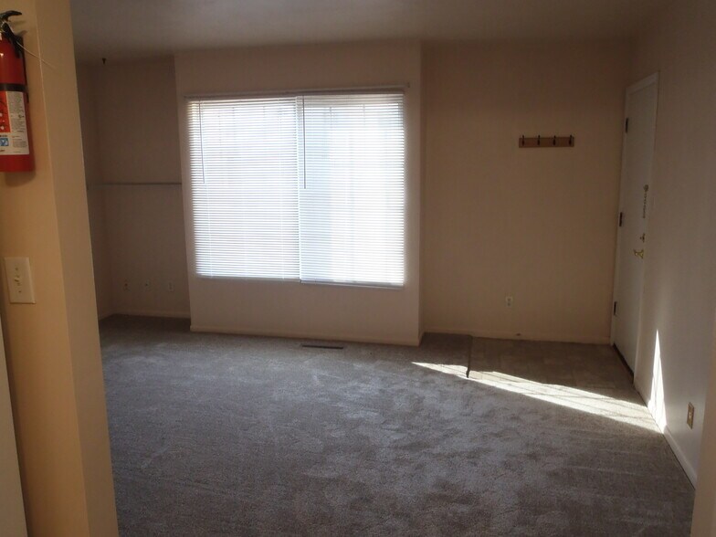 Building Photo - 4501 rushmore Dr NE