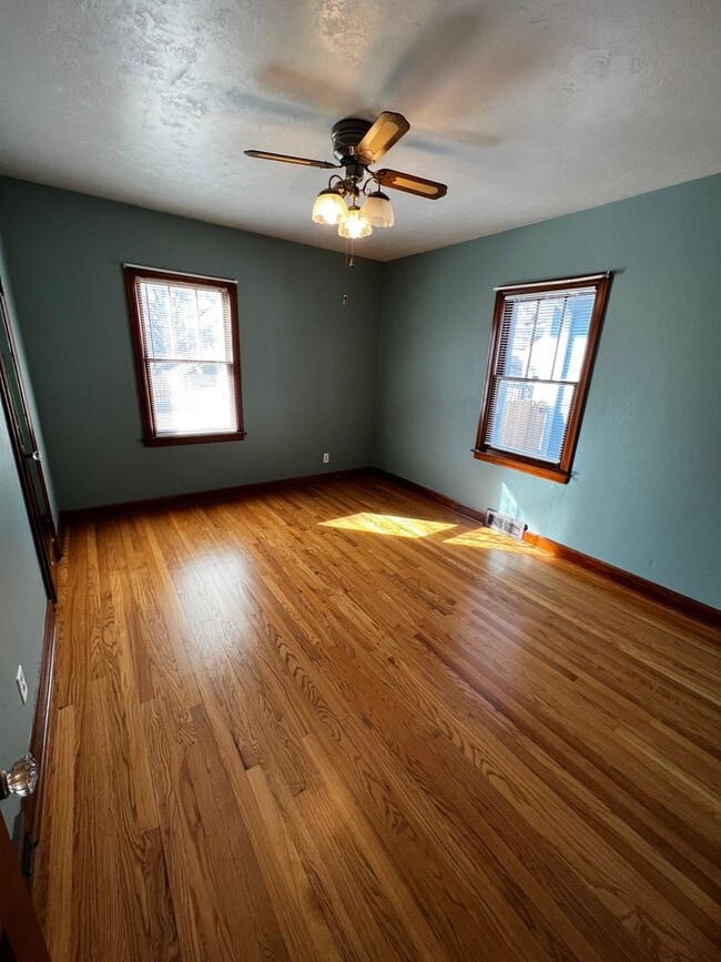 Building Photo - 2 bedroom home with bonus room in Davenport