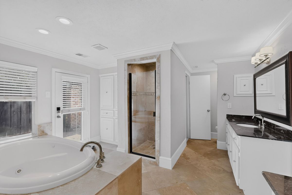 Building Photo - 6911 Gateridge Dr