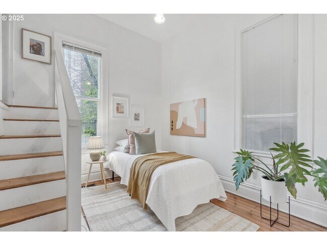 Building Photo - 2Bd/1Ba + Bonus Room Located in the Popula...