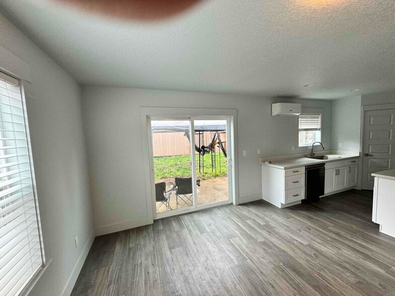 Building Photo - 302 Oak St