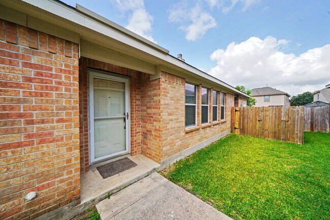 Building Photo - Spacious Single-Story Home with Solar Panels - Realtor Commission: $500