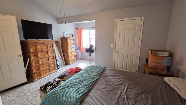 Building Photo - Lovely Two Bedroom Condo with Fire Place, W/D, garage, and tons of community extras! (Concord)