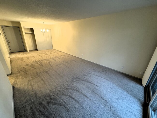 Building Photo - Colony Way Condo! Cable Included! All Bran...