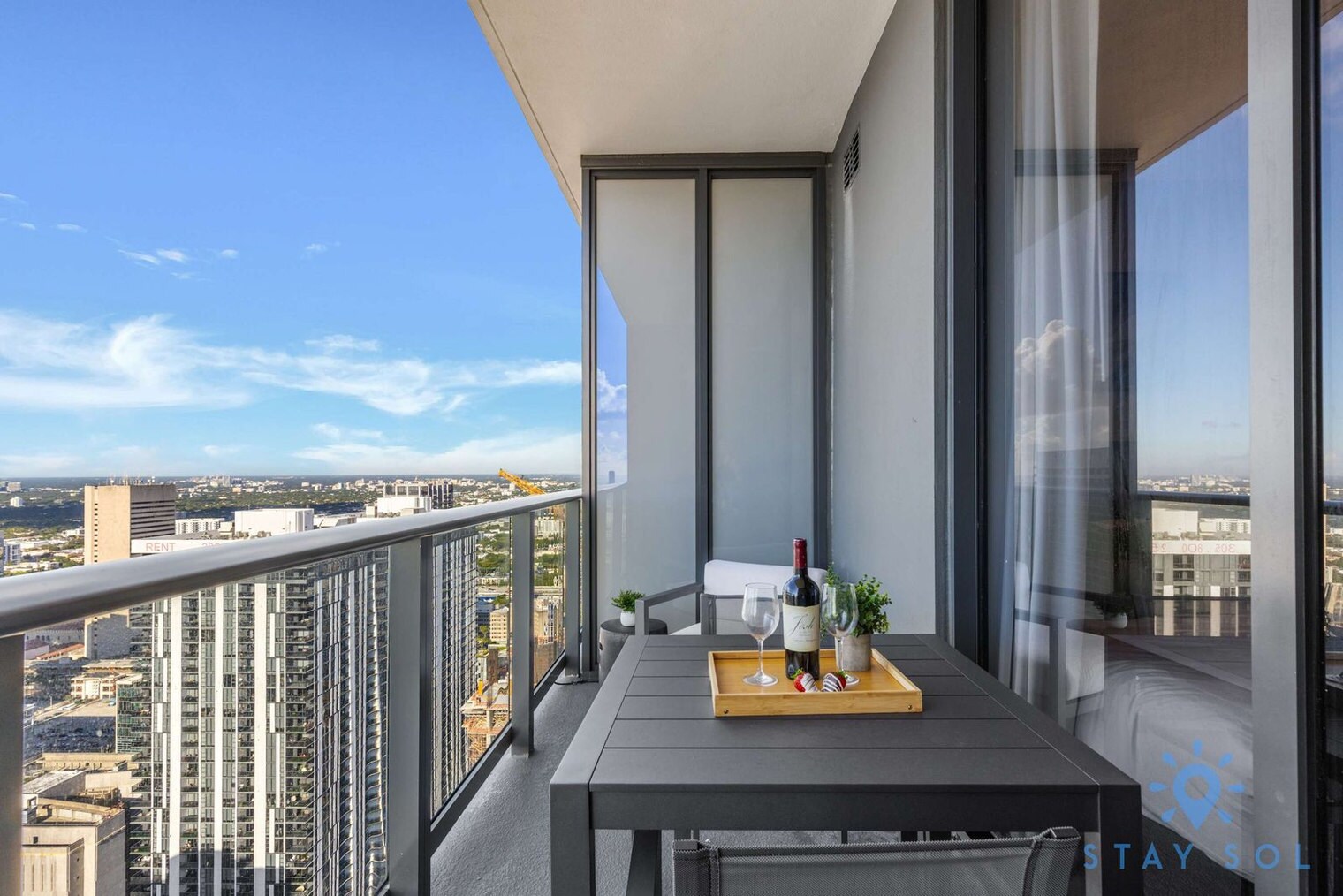 Building Photo - 601 NE 1st Ave