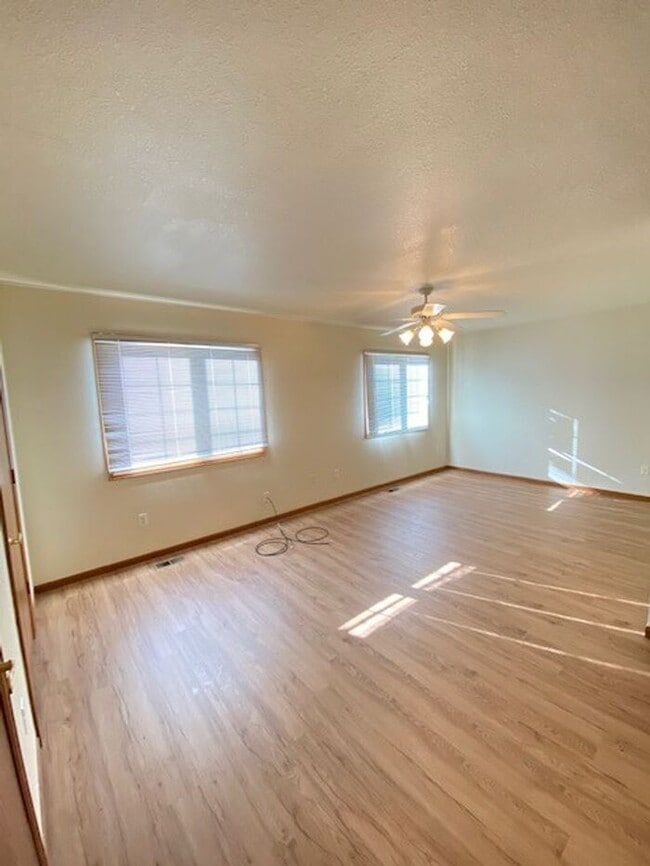 Building Photo - Beautifully Maintained 2 Bed, 2 Bath Ranch Style Townhome with 2 Car Garage in East Loveland