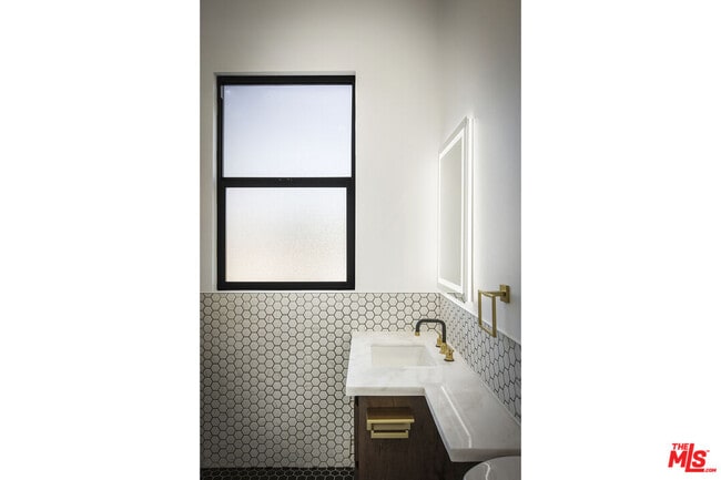 Building Photo - 2651 Vineyard Ave