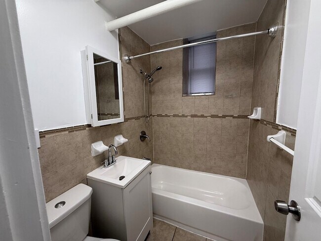 Building Photo - 546 Bergen Ave