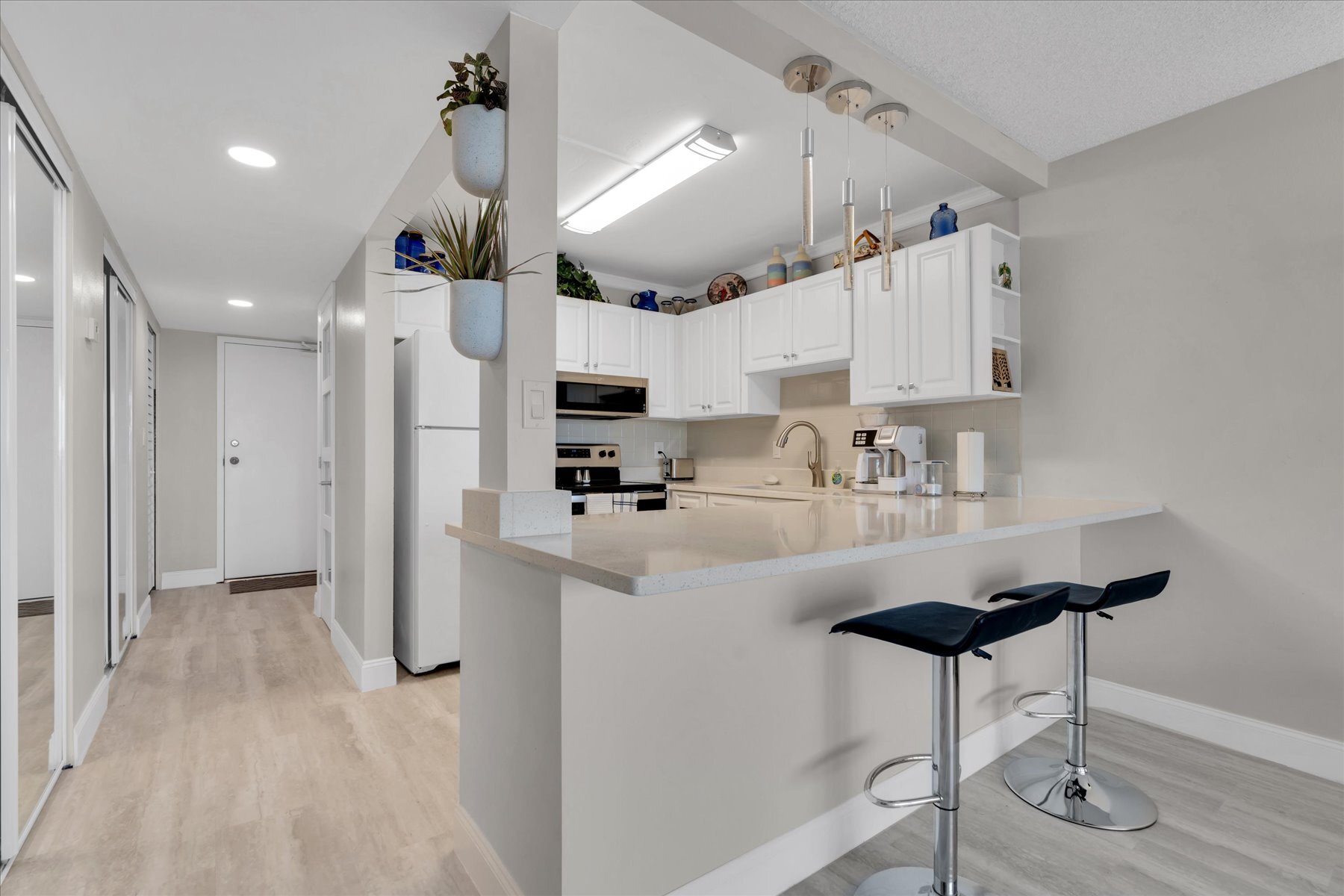 Building Photo - 4550 Cove Cir