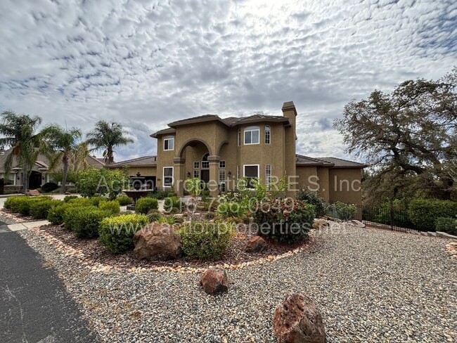 Building Photo - Gorgeous Villa - 3 Bed, 2.5 Bath - Beautiful Views - Highly Desirable Neighborhood!