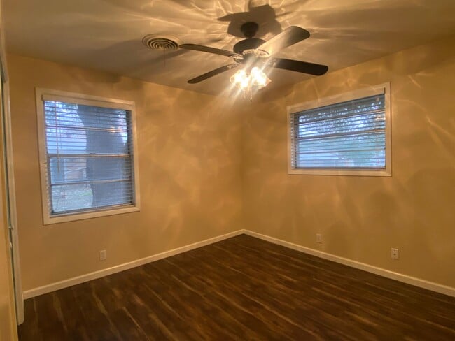 Building Photo - 3 BEDROOM NEAR BONHAM MIDDLE SCHOOL, EASY ...