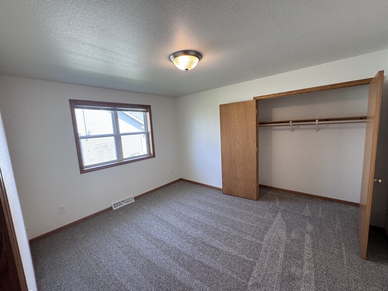 Building Photo - 627 E Pine St