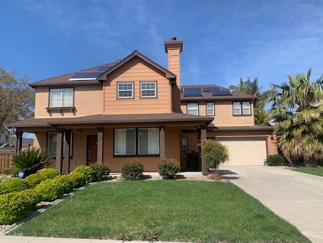 Building Photo - A SUPERB AND STUNNING 4 BEDROOM HOME IN TR...