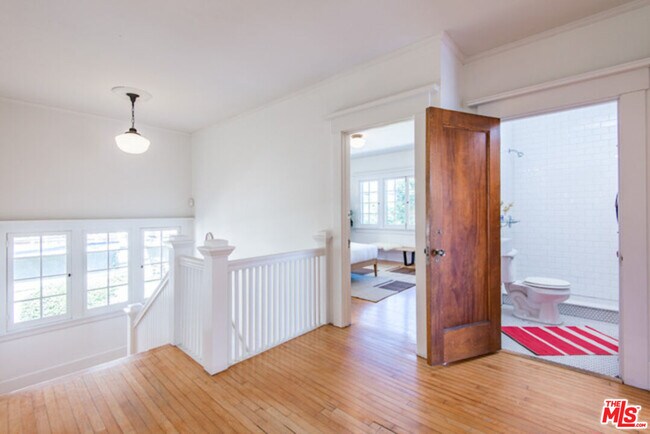 Building Photo - 2417 Walgrove Ave