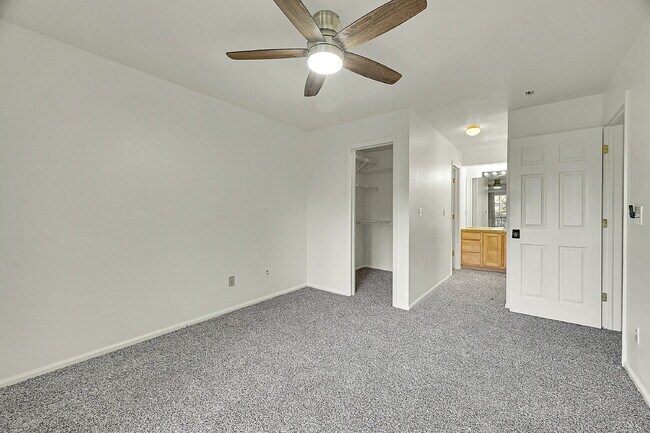 Building Photo - $1,395.95 with $300 off the first month's rent, 1 Bed, 1 Bath Condo in Englewood with Cozy Firepl...